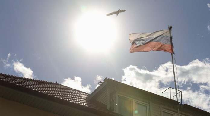 Ce se întâmplă la Consulatul Rusiei din Constanța, după plecarea din oraș a trimisului lui Putin. Steagul, și acum arborat