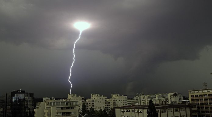 ANUNȚ METEO: Cod portocaliu până vineri dimineață în mai multe județe – instabilitate atmosferică accentuată și averse torențiale