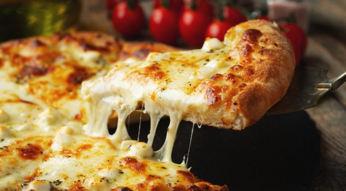 Oamenii de știință explică: De ce îți este poftă de cartofi prăjiți sau pizza după ce ai băut alcool