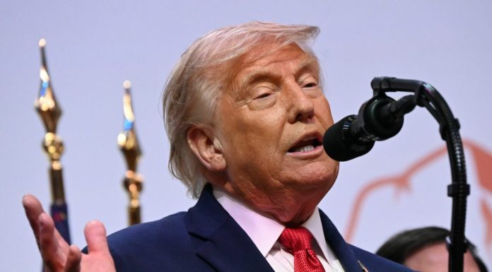 Trump anunță că tranzitul petrolier din strâmtoarea Ormuz a fost reluat: Prețurile la carburanți sunt în scădere, piețele sunt în creștere