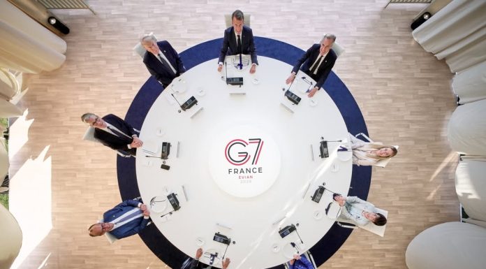 Febra Cupei Mondiale ajunge la summit-ul G7 de la Evian. Merz i-a făcut o surpriză „întârziată“ lui Trump de ziua lui. Ce cadou i-a oferit cancelarul german
