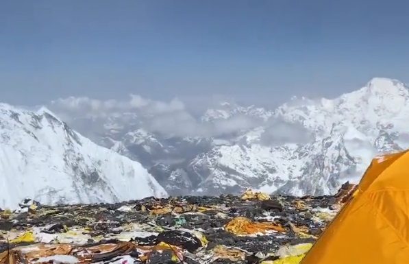 O avalanșă l-a salvat pe Everest: ghidul nepalez crezut mort a povestit cum a supraviețuit șase zile pe munte