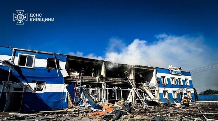 Patru patru persoane au fost ucise într-un atac cu drone în regiunea Kiev asupra unei fabrici care produce lapte praf pentru bebeluşi