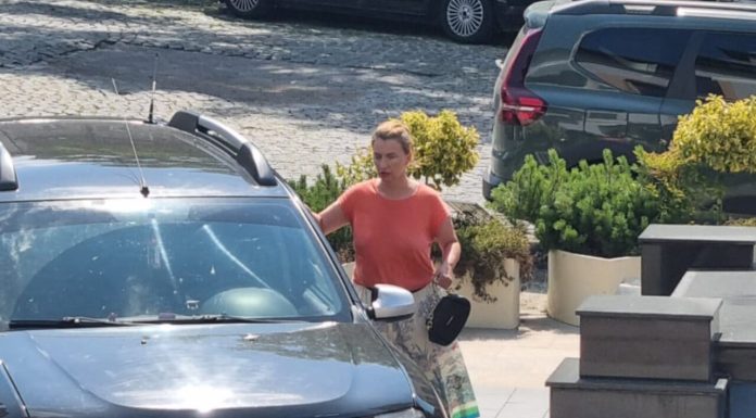 Incident grav la Primăria Slatina. Agentul de pază și un polițist local, agresați de o femeie