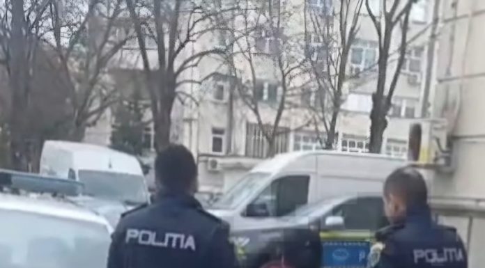 Femeie acuzată că a cerut mită unei persoane pentru o pretinsă influenţă la DGASPC Olt, cu scopul încadrării în grad de invaliditate şi obţinerii unei pensii de handicap, plasată sub control judiciar