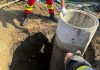 Vrancea: Fetiţă de opt ani căzută pe lângă tuburile unei fântâni în construcţie, la o adâncime de opt metri/ Pentru salvarea ei intervin cinci echipaje de pompieri – FOTO