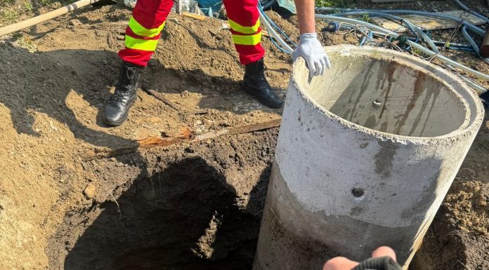 Vrancea: Fetiţă de opt ani căzută pe lângă tuburile unei fântâni în construcţie, la o adâncime de opt metri/ Pentru salvarea ei intervin cinci echipaje de pompieri – FOTO