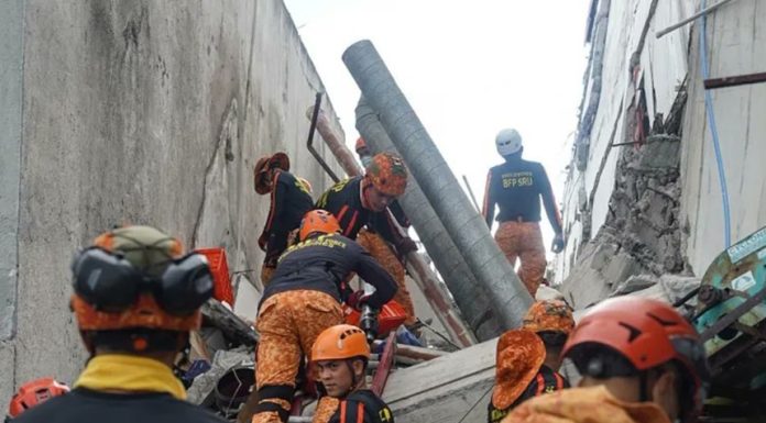 Bilanţul cutremurului din Filipine creşte la cel puţin 41 de morţi şi peste 450 de răniţi. Persoane îngrijite afară, în căldură, lângă spitale. Salvatori încetiniţi de sute de replici. Pagube şi mii de persoane deplasate