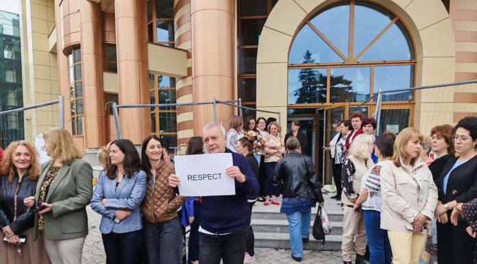 Proteste masive în toată ţara ale angajaţilor Fiscului, nemulţumiţi de proiectul Legii salarizării unitare: „Revoltă pentru demnitate!”, afişe pe geamurile sediilor închise/ Proteste şi la casele de pensii, dar şi la instanţe