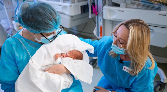 Organizaţia ”Salvaţi Copiii”- Trei din zece copii români trăiesc în sărăcie, tot mai mulţi sunt expuşi riscurilor date de lipsa vaccinării, rata mortalităţii la copiii sub un an creşte la cel mai înalt nivel din ultimul deceniu