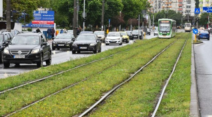 Bucureşti: Un tramvai a deraiat pe Bulevardul Preciziei, după ce a fost lovit de un TIR