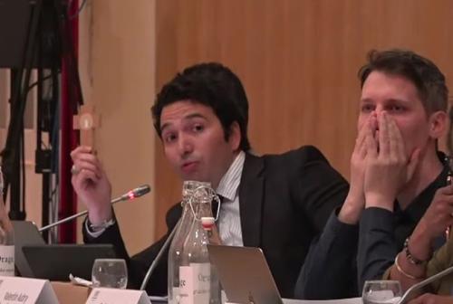 Franța: un consilier municipal acuzat de „crimă politică” după ce a adus o cruce și a rostit o rugăciune în timpul ședinței consiliului