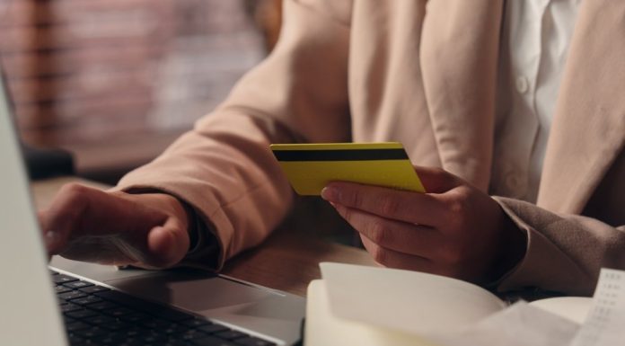 Înşelăciuni cu credite bancare obţinute cu acte false şi date introduse ilegal în sistemele ANAF. Prejudiciu de 830.000 lei