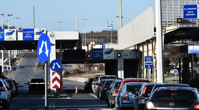 Cozi uriașe la intrare în Grecia. Turiștii așteaptă ore întregi în vamă