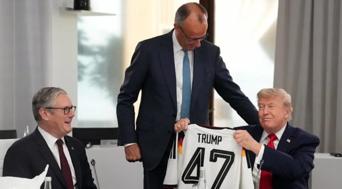 Merz îi oferă lui Trump, la summitul G7, în Franţa, un cadou simbolic de ziua sa, pentru a aplana tensiunile