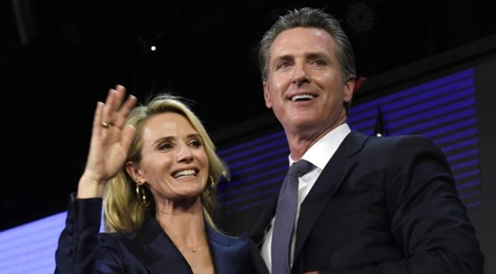 Guvernatorul Californiei Gavin Newsom îl acuză pe Trump de faptul că a ordonat anchete împotriva sa şi a soţiei sale, Jennifer Siebel Newsom