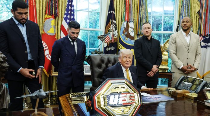 Trump își sărbătorește ziua de naștere cu o gală MMA organizată pe peluza Casei Albe. Președintele SUA împlinește 80 de ani