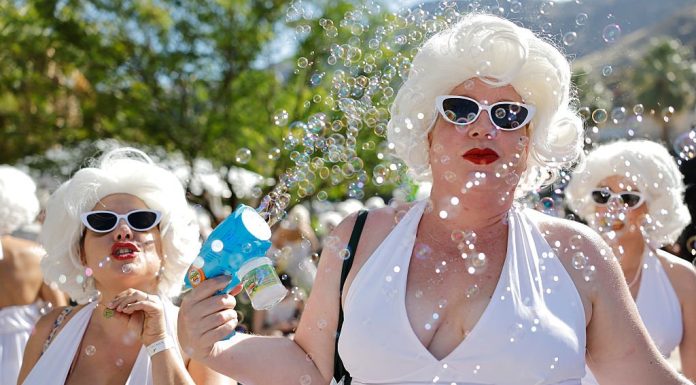 Record mondial la omagierea actriței Marilyn Monroe. Sute de femei și bărbați, costumeți în stilul vedetei | GALERIE FOTO