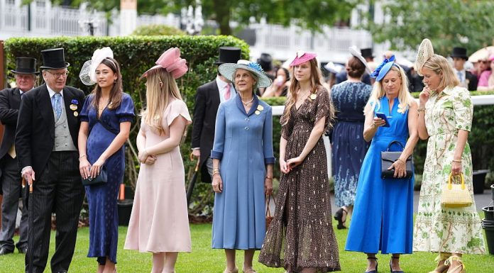 Sora unui supermodel, cu cea mai nereușită ținută, la Royal Ascot. Cine a fost desemnată regina eleganței | GALERIE FOTO