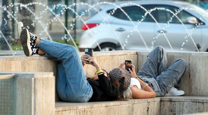 O nouă țară interzice telefoanele în școli