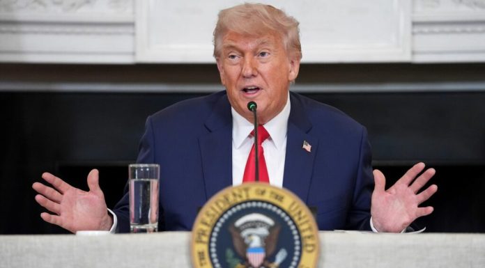 „Lăsați-i să-și rezolve problemele singuri. Eu i-am adus în această situație”. Președintele Trump insistă pentru discuții directe Zelenski – Putin