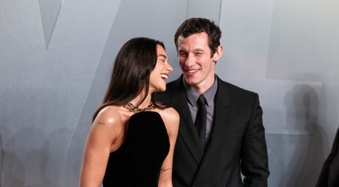 Dua Lipa și Callum Turner s-au căsătorit la Londra. Cei doi pregătesc o petrecere de trei zile în Sicilia