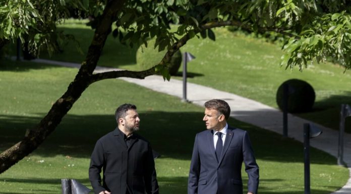 Macron și Zelenski, filmați discutând despre cum plănuiesc să-l „gestioneze” pe Trump