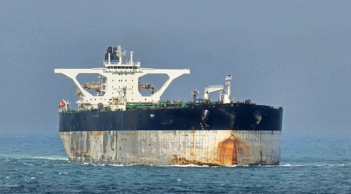Încă un petrolier din flota din umbră a Rusiei, atacat de Ucraina în Marea Neagră