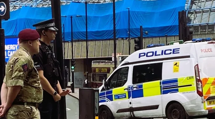 Doi români, condamnați la Londra după ce au înjunghiat un jurnalist iranian. Victima acuză poliția britanică