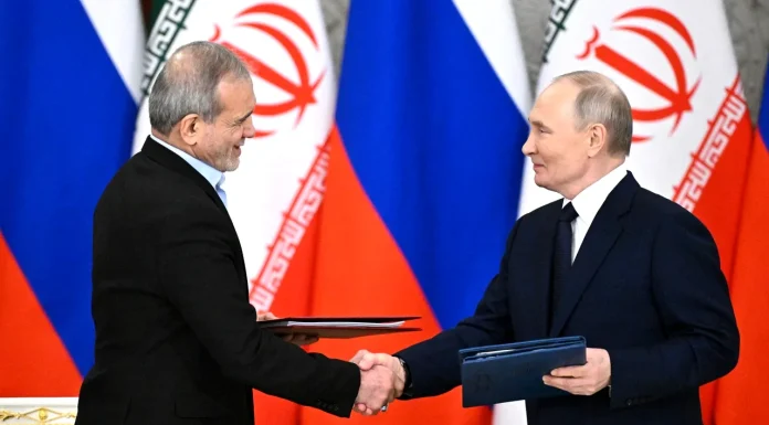 Putin neagă că a vândut arme Iranului. În aceiași zi, mai multe documente scurse în presă dovedesc exact contrariul