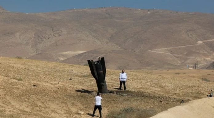 Palestinienii, prinşi la mijloc între coloniştii israelieni şi Hamas, trag un semnal de alarmă, într-un raport, o Comisie mandatată de ONU. Coloniştii consideră că poartă un ”război sfânt” menit să elibereze întregul teritoriu al Israelului