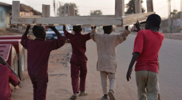 „Orașul fericit” din Nigeria este înghițit de valuri. Mii de oameni sunt afectați