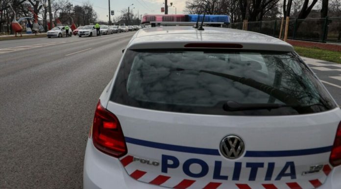 Autospecială de Poliție, trasă pe dreapta de un echipaj de la Rutieră deoarece a depășit viteza legală