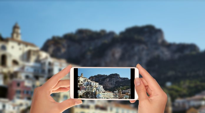 Sufocați de străini, dar dependenți de banii lor. Zeci de mii de turiști se bulucesc pe Coasta Amalfi doar pentru un selfie