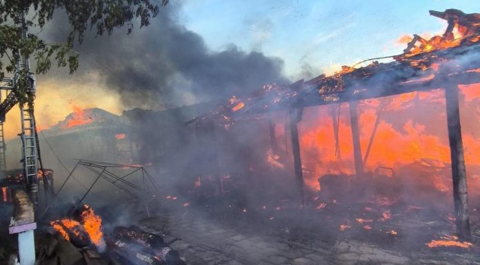 UPDATE – Incendiu la un complex de agrement şi alimentaţie publică din municipiul Iaşi/ Misiune a pompierilor în desfăşurare/ Din informaţiile de până acum, nu sunt victime/ Au ars corturi, baruri, o scenă deschisă şi elemente decorative – VIDEO
