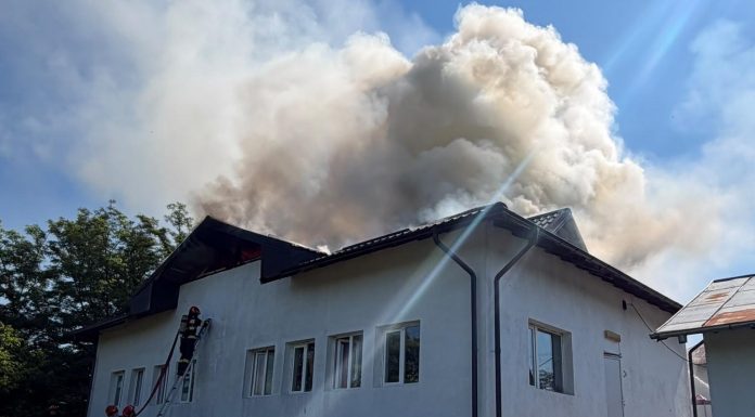 Prahova: Zeci de copii, evacuaţi dintr-o grădiniţă după ce acoperişul imobilului a luat foc