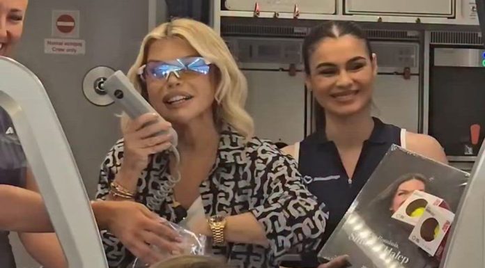 „Regina noastră, Nadia Comăneci!” Moment inedit într-un avion: Loredana Groza i-a cântat campioanei „Trandafir de la Moldova”