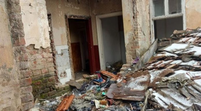 Un tânăr de 19 ani a sărit de frică de la etajul doi al unei clădiri abandonate, în timpul unei „vânători de fantome”