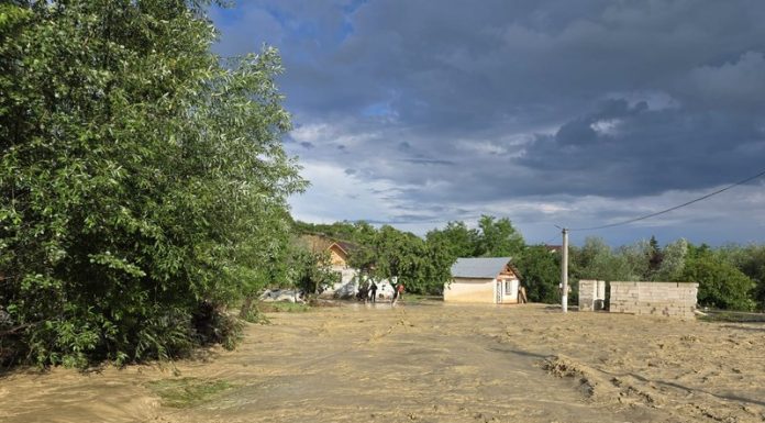 Alertă în Vrancea: o persoană a fost luată de viitură la Obrejița. Pompierii intervin cu o barcă de salvare