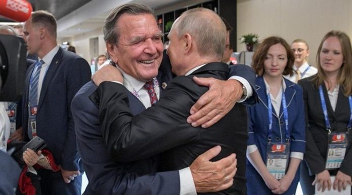 Vladimir Putin s-a întâlnit cu fostul cancelar german Gerhard Schröder, pe care-l vrea mediator în negocierile cu Europa