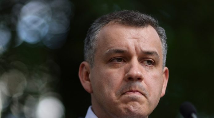 Tomac e convins că guvernul pe care îl va forma trece de Parlament și exclude AUR din orice ecuație: „Nu am de ce să discut”