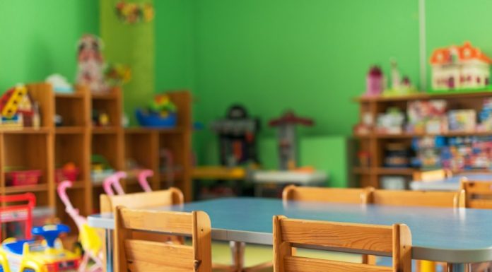 Educatoare înregistrată în timp ce teroriza copiii: „Vierme, handicapat, turbat, să te doară până nu mai poți”