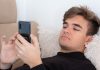 „Femeia” perfectă din telefonul adolescenților. De ce se refugiază tinerii în relații virtuale