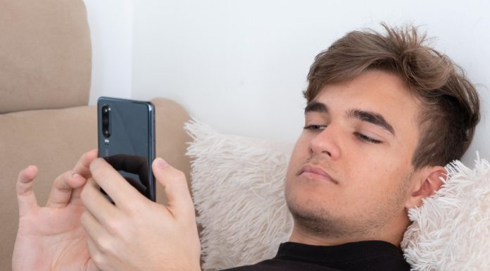 „Femeia” perfectă din telefonul adolescenților. De ce se refugiază tinerii în relații virtuale