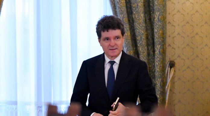Impostor trimis în judecată după ce s-a folosit de numele președintelui Nicușor Dan pentru a obține bilete gratuite la concerte și festivaluri