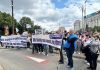 Angajații unei mari bănci din România au ieșit în stradă: „Fără noi, banca nu există”. „Salariații sunt oameni, nu cifre”