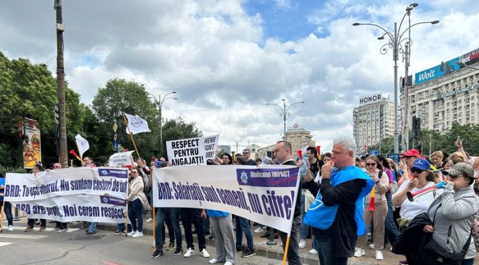 Angajații unei mari bănci din România au ieșit în stradă: „Fără noi, banca nu există”. „Salariații sunt oameni, nu cifre”