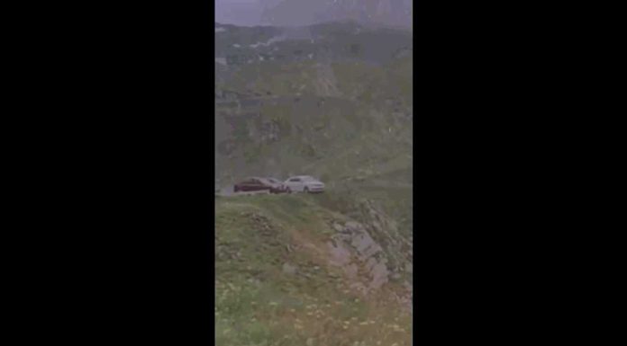 Momentul în care o mașină se prăbușește într-o râpă pe Transfăgărășan. Șoferița a coborât să facă poze și ar fi uitat să tragă frâna de mână