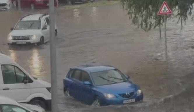 Furtuni violente în mai multe județe: zeci de gospodării inundate, copaci doborâți și mii de oameni rămași fără curent