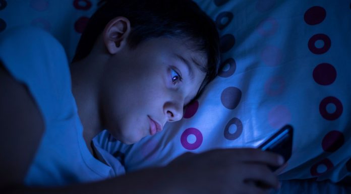 ANCOM avertizează platformele online că este interzisă utilizarea datelor personale ale minorilor în scopuri de publicitate